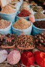 De arriba surtido de especias dispuestas en el puesto en el mercado callejero en Marrakech, Marruecos - foto de stock