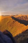 Вражаючі краєвиди яскравого вечірнього зоряного неба на гірському хребті в Уельсі. — стокове фото