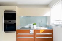 Cozinha minimalista aconchegante com luz natural bonita — Fotografia de Stock