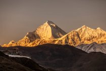 Spettacolare scenario del crinale montuoso di Dhaulagiri illuminato dalla luce del sole arancione in Nepal — Foto stock