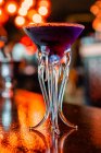 Низький кут освіжаючого смаку блістерного коктейлю в склі, що подається на стійці в барі — стокове фото