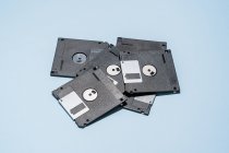Von oben schwarze Disketten auf hellblauem Hintergrund — Stockfoto