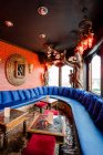 Accogliente interno del cocktail bar con comodo divano con cuscini e tavoli durante il giorno — Foto stock