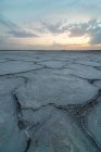 Vue panoramique du lagon salé situé près de la mer à Penahueca sous le soleil couchant — Photo de stock