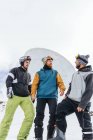 Веселі чоловіки - спортсмени в окулярах на грубій горі з снігом у провінції Гранада (Іспанія). — стокове фото