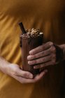 Unrecognizable caucasian man carry on a vegan sugar free chocolate smoothie — Stock Photo