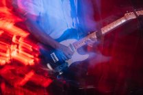 Cena turva de guitarrista tocando uma guitarra elétrica con stage — Fotografia de Stock
