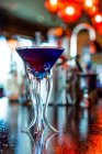 Низкий угол освежающий аромат бластер коктейль в стакане подается на прилавок в баре — стоковое фото
