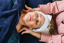 Cortada massagista irreconhecível massageando ombros de cliente feminino deitado na mesa no salão de beleza — Fotografia de Stock