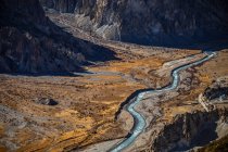 Drone vista del paisaje asombroso del río curvado que fluye a través del valle en las montañas del Himalaya en el día soleado en Nepal - foto de stock