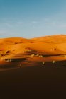 Bewölkter blauer Himmel über trockener Wüste mit Sanddünen am sonnigen Tag in der Nähe von Marrakesch, Marokko — Stockfoto