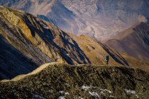 Maravilhosa paisagem de trilha em encosta íngreme nas montanhas do Himalaia no Nepal no dia ensolarado — Fotografia de Stock