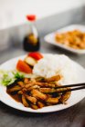 Antipasto cucinato Yuxiang melanzane con verdure sane e riso su piatto bianco nel ristorante asiatico — Foto stock