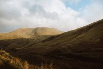 Ruvida collina erbosa nella campagna del Regno Unito in una giornata nuvolosa — Foto stock