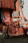 Mantas ornamentales y almohada suave dispuestos en el mercado en la calle de Marrakech, Marruecos - foto de stock