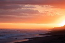 Видовищний захід сонця в морі в літній день — стокове фото