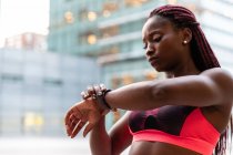African American sportswoman setting time — Stock Photo