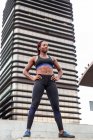 Femme musculaire posant en ville — Photo de stock