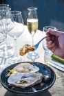 Смачна і добре прикрашена страва устриці в парі з шампанським у ресторані високої кухні — стокове фото