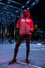 Ethnische Sportlerin beim Imbiss auf der Straße — Stockfoto
