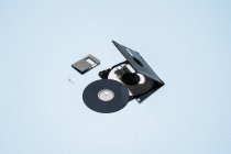 Alto ángulo de partes de disquete antiguo dispuestas sobre fondo azul - foto de stock
