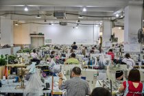Вид на занятый швейный цех на китайской обувной фабрике — стоковое фото