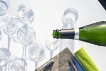 Serveur servant du champagne dans un verre au restaurant de haute cuisine extérieur — Photo de stock