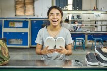 Сотрудник, осуществляющий контроль качества на китайской обувной фабрике — стоковое фото