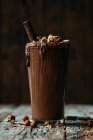 Vista frontal do smoothie de chocolate vegan com nozes — Fotografia de Stock