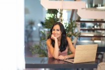 Mujer freelancer feliz sentado en la mesa en casa y la tableta de navegación mientras se trabaja en el proyecto de negocios - foto de stock