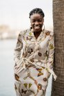 Elegante pensosa bella signora afroamericana con trecce africane seriamente guardando la fotocamera nel parco — Foto stock
