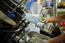 Zapatos en proceso de montaje en fábrica china - foto de stock
