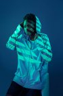 Femme noire avec tenue sportive dans le studio éclairée avec des gels et des projecteurs — Photo de stock