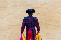 Visão traseira do toreador masculino irreconhecível em traje tradicional decorado com bordado se preparando para o festival de corrida — Fotografia de Stock