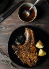 Primo piano di un filetto di carne di maiale con patate e miele visto dall'alto — Foto stock