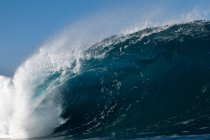 Puissantes vagues de mer mousseuses roulant et éclaboussant sur la surface de l'eau contre le ciel bleu — Photo de stock