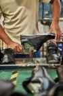 Dettaglio del lavoratore che rimuove lo stampo dalla fabbrica di scarpe cinesi — Foto stock