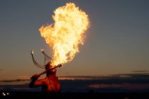 Fire-Eater Woman Performing Spit Fire At Sunset — Stock Photo