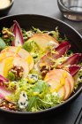 Dall'alto deliziosa insalata colorata con indivie, mela e formaggio roquefort su sfondo scuro — Foto stock