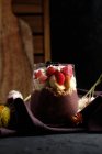 Апетитна миска з полуницею і чорницею, розміщена на столі поблизу різних диких квітів — стокове фото
