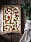 Сверху тесто для вкусной фокаччи с сушеными помидорами — стоковое фото