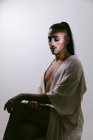 Портрет гламурної трансгендерної бородатої жінки у витонченому макіяжі із закритими очима на нейтральному тлі — стокове фото