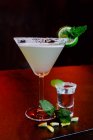Bicchiere di cristallo di cocktail alcolico Margarita composto da liquore all'arancia di tequila e succo di lime servito con sale sul bordo di vetro e foglia di menta — Foto stock