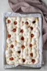 Сверху тесто для вкусной фокаччи с сушеными помидорами — стоковое фото