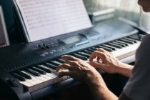 Homem anônimo tocando piano em casa — Fotografia de Stock