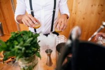 Alto angolo di raccolto cameriere irriconoscibile in uniforme che serve bevande alcoliche sul tavolo durante l'evento festivo — Foto stock