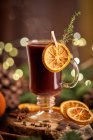 Glühwein oder Weihnachtspunsch Glühwein auf einem Glasbecher mit getrockneten Orangenscheiben — Stockfoto