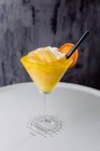 Склянка солодкого коктейлю Daikiri Maracuya з ром-лайма та цукру з фруктами пристрасті на столі — стокове фото