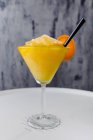 Ein Glas süßer Daikiri Maracuya Cocktail aus Rum Limettensaft und Zucker mit Passionsfrucht auf dem Tisch — Stockfoto