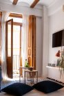 Modernes Interieur des Wohnzimmers mit Fernseher und Topfpflanze in gemütlicher Wohnung — Stockfoto